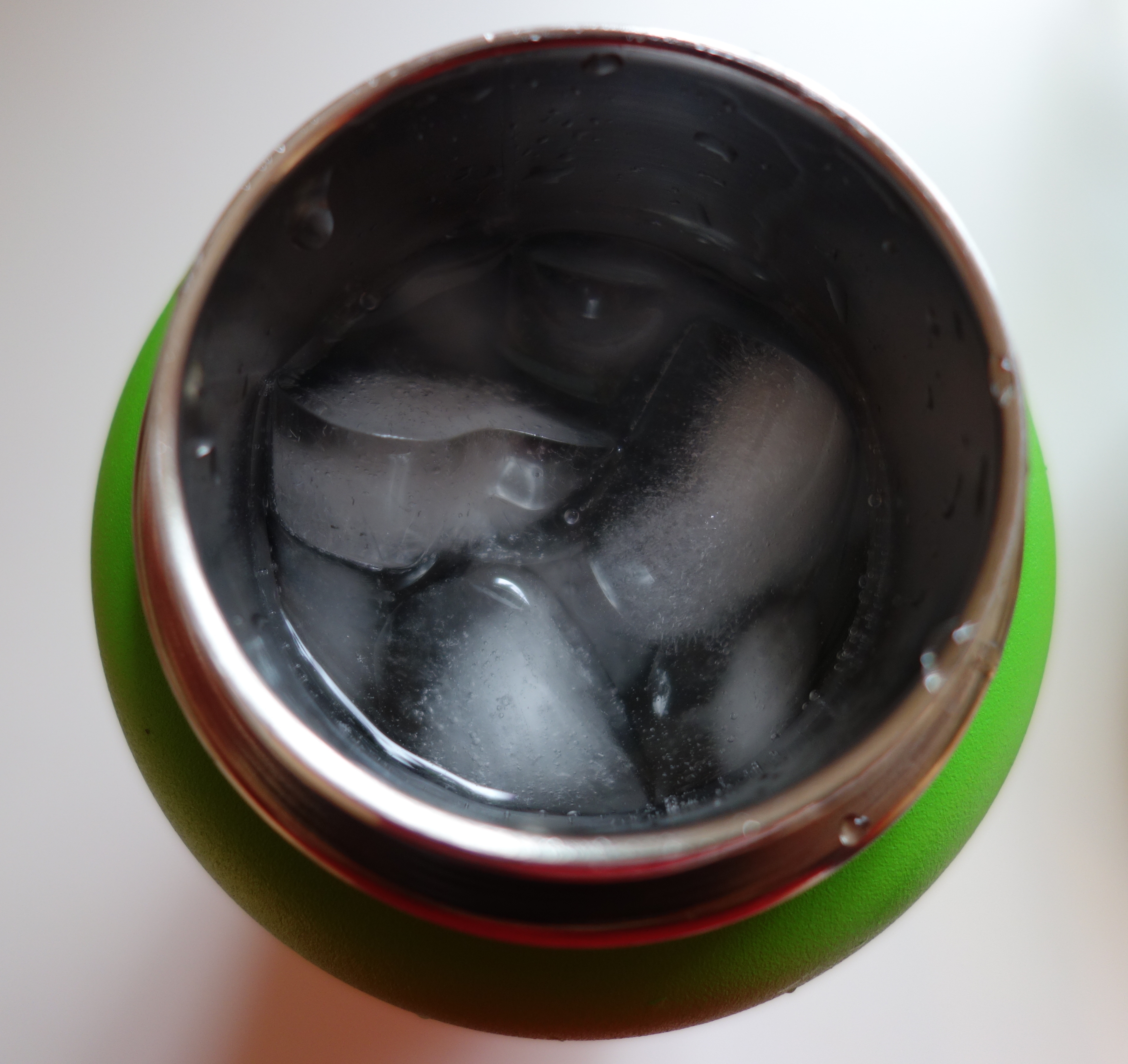 Eiswürfel in der Flasche