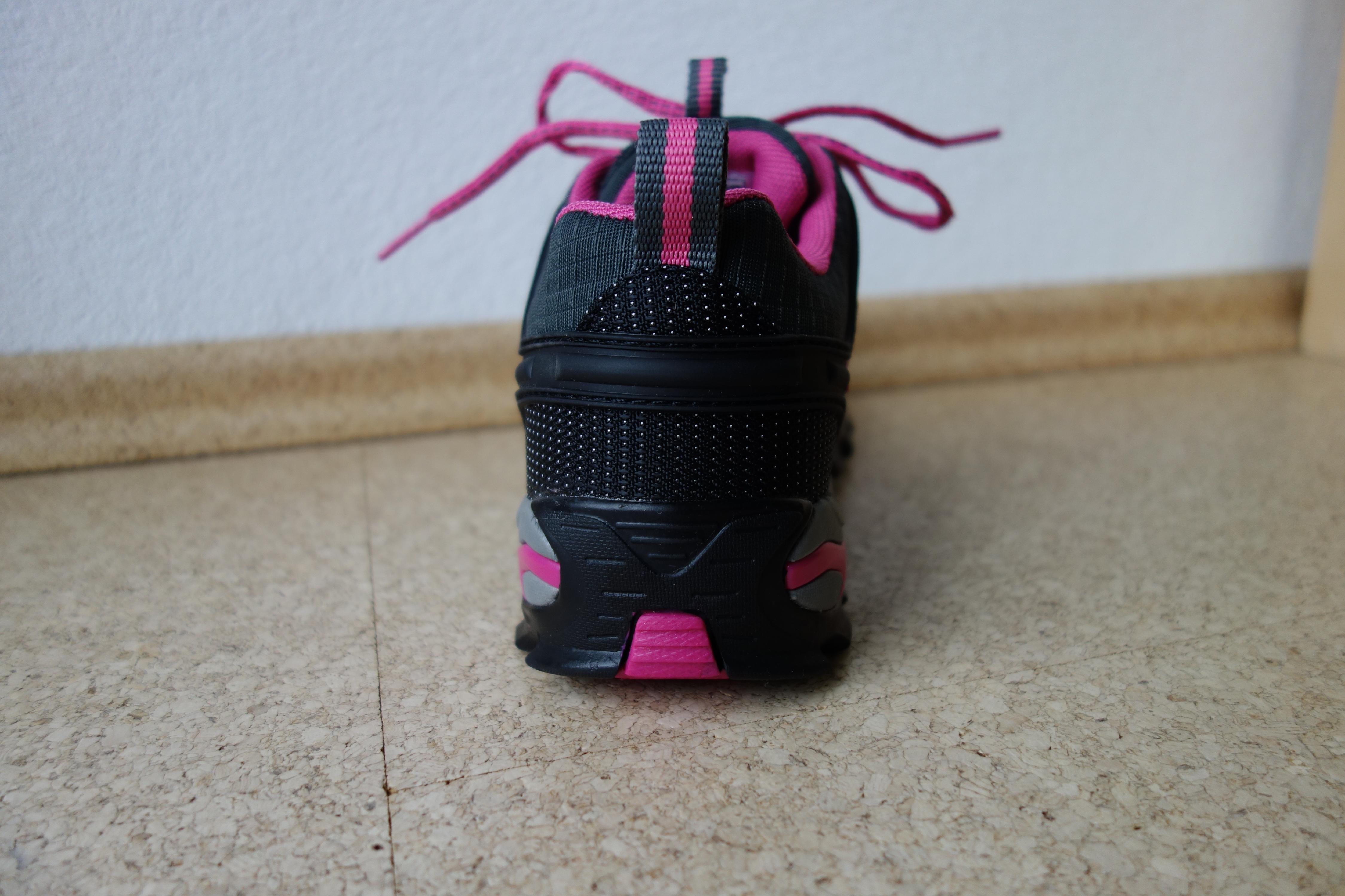 Der Schuh von hinten mit dem stabilen Fersenteil