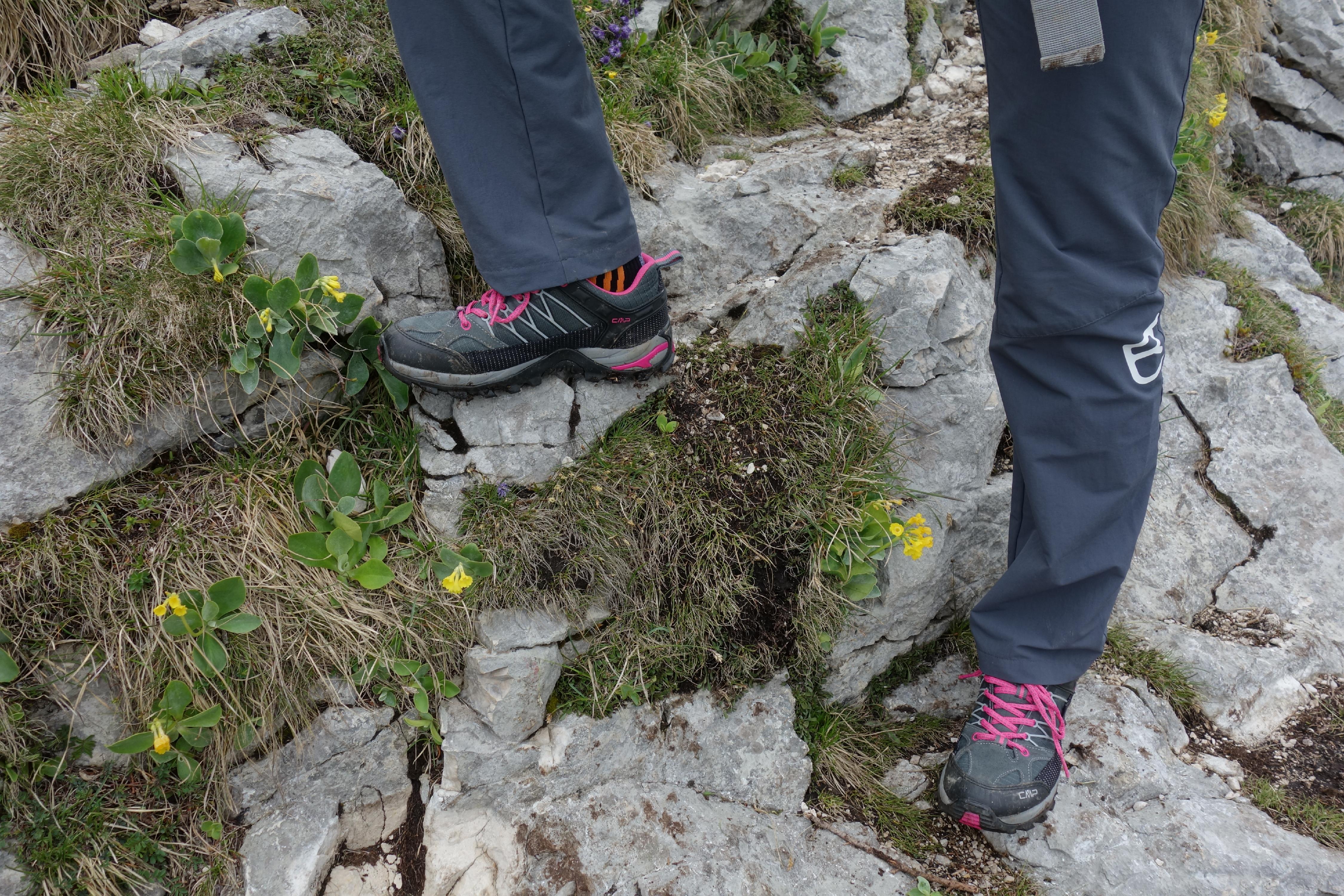 Die Schuhe auf felsigem Untergrund