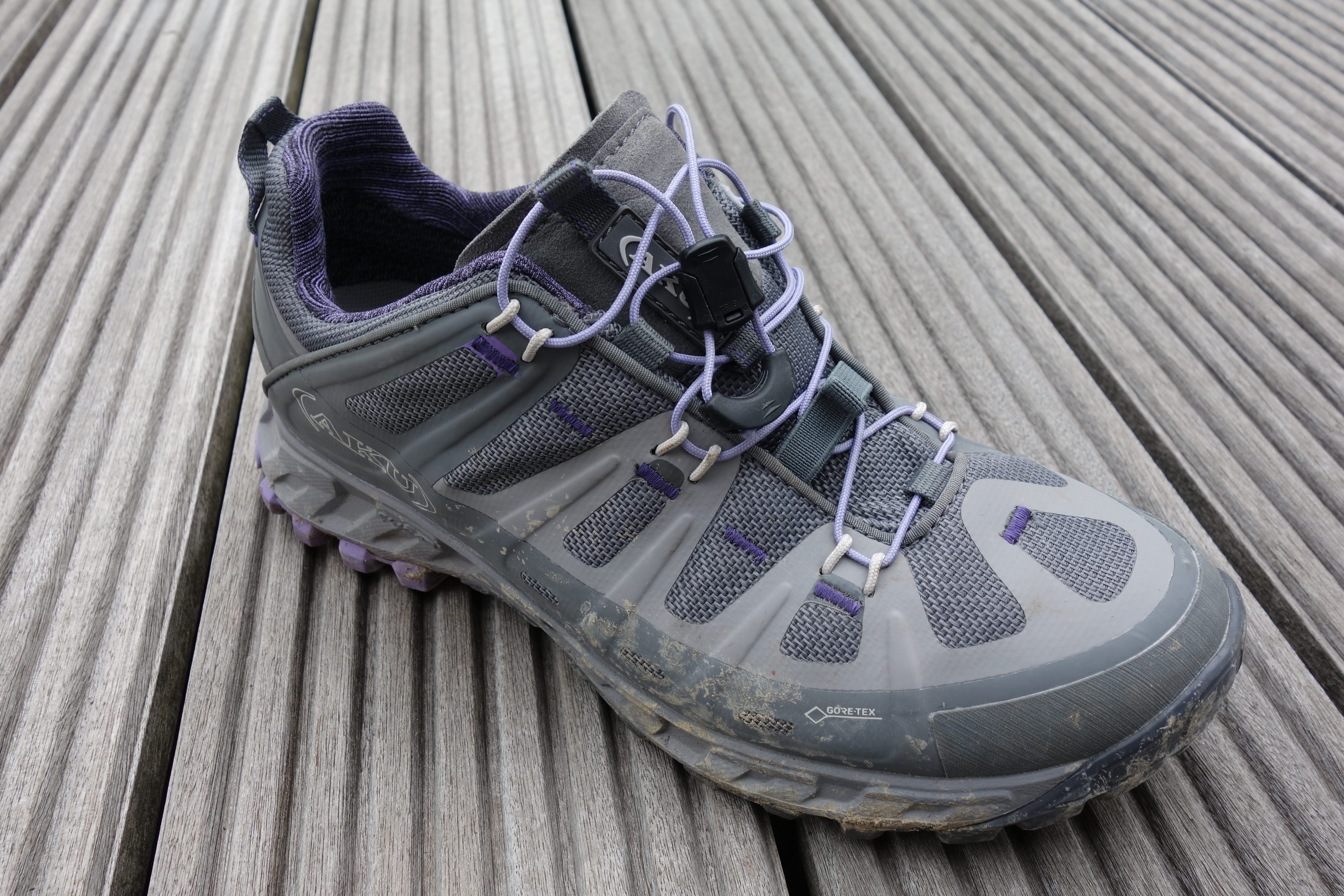 Der AKU Selvatica GTX auf der Terrasse mit etwas Gebrauchsspuren