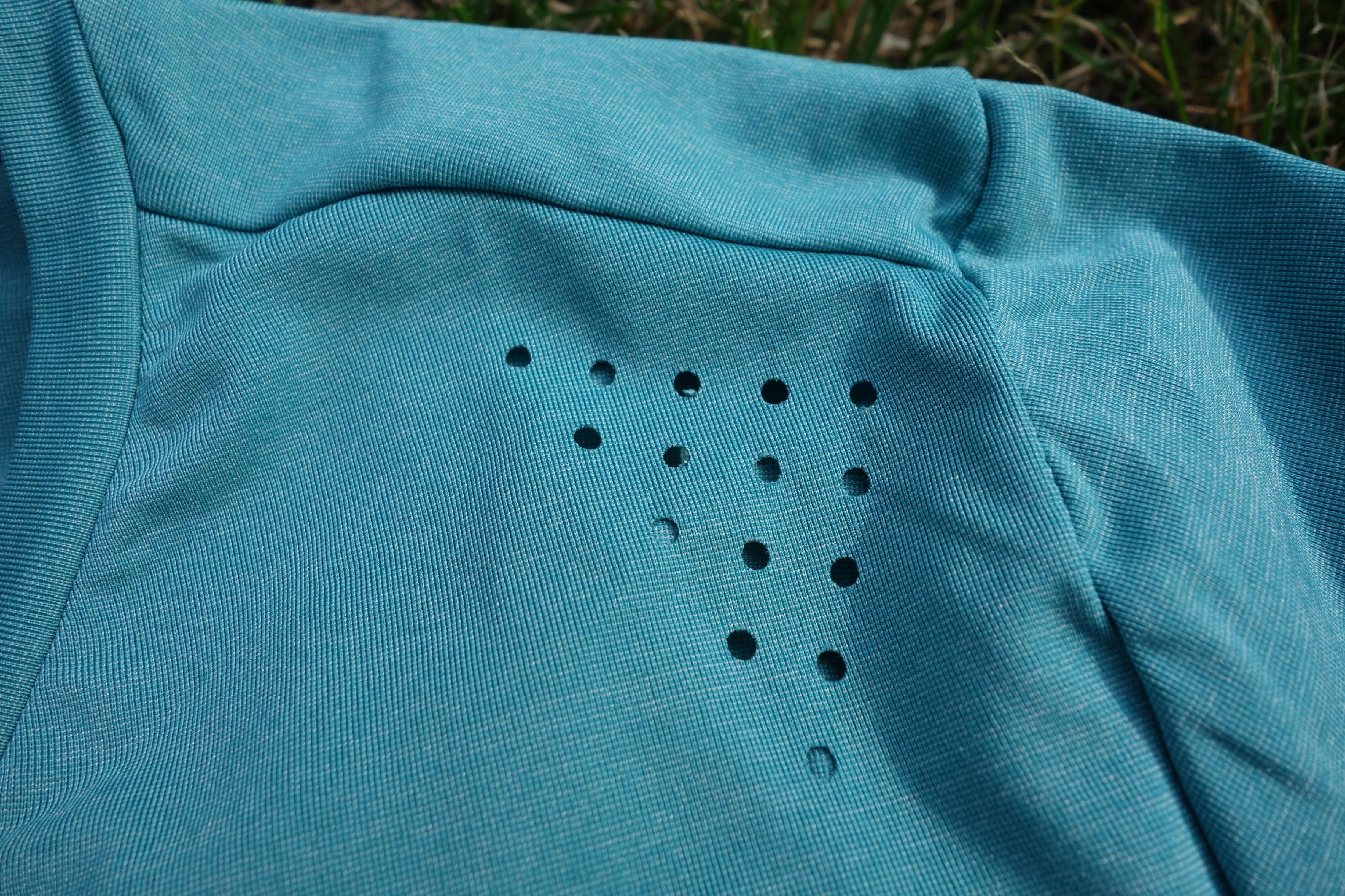 Die Luftlöcher an der Schulter des Shirts