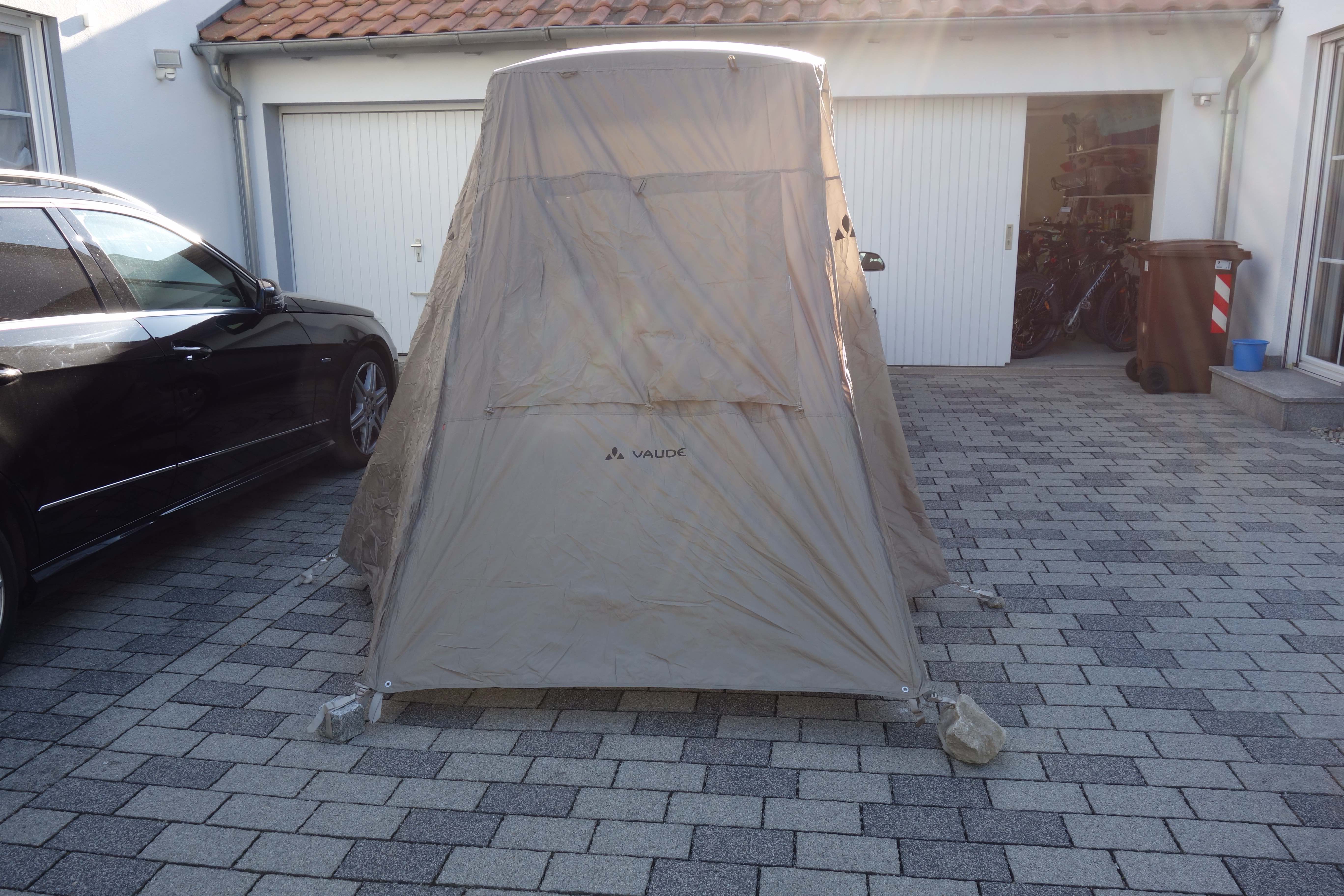 Das Drive Trunk Kofferaumzelt fertig aufgebaut