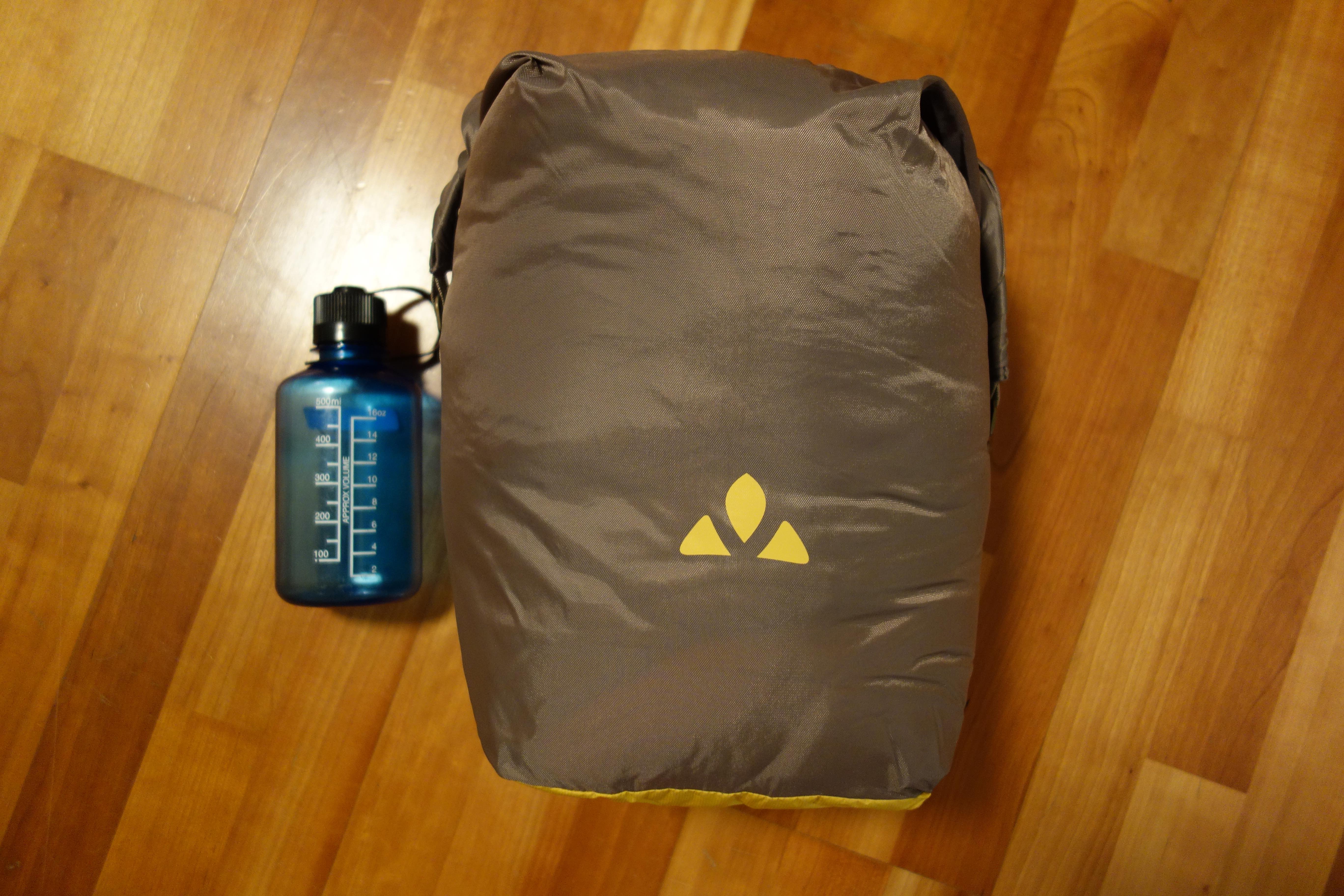 Packsack und 0,5l Nalgene-Flasche im Vergleich