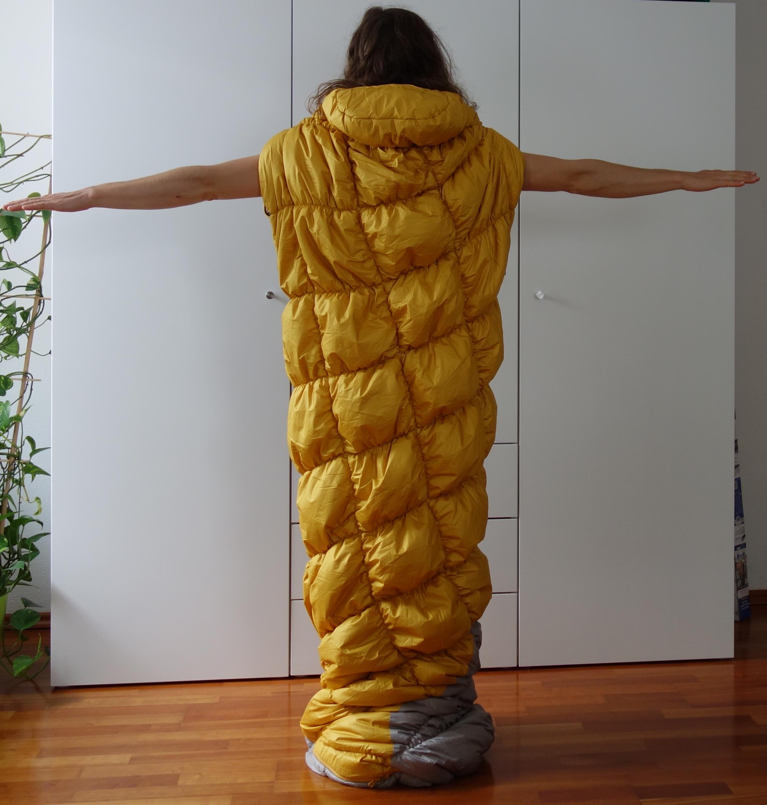 Schlafsack mit Armen draußen