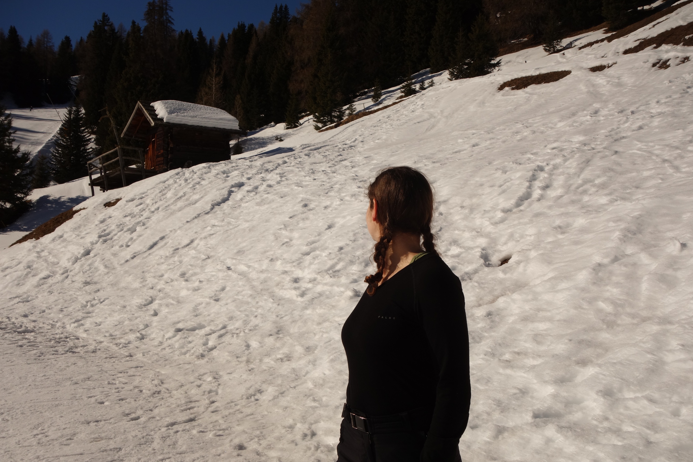 Mit dem Shirt im Schnee unterwegs