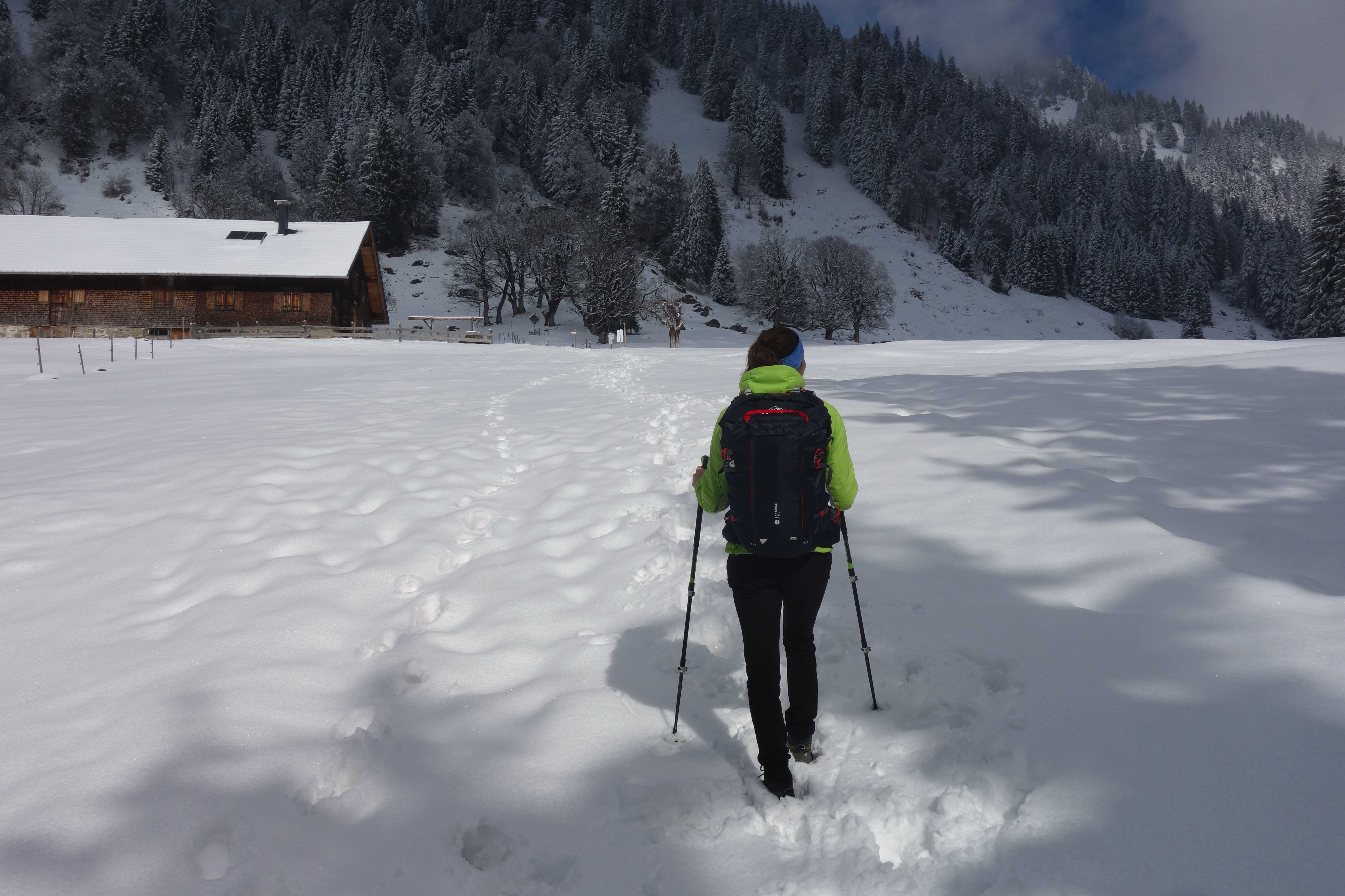 Mit dem Rucksack beim wandern im Schnee