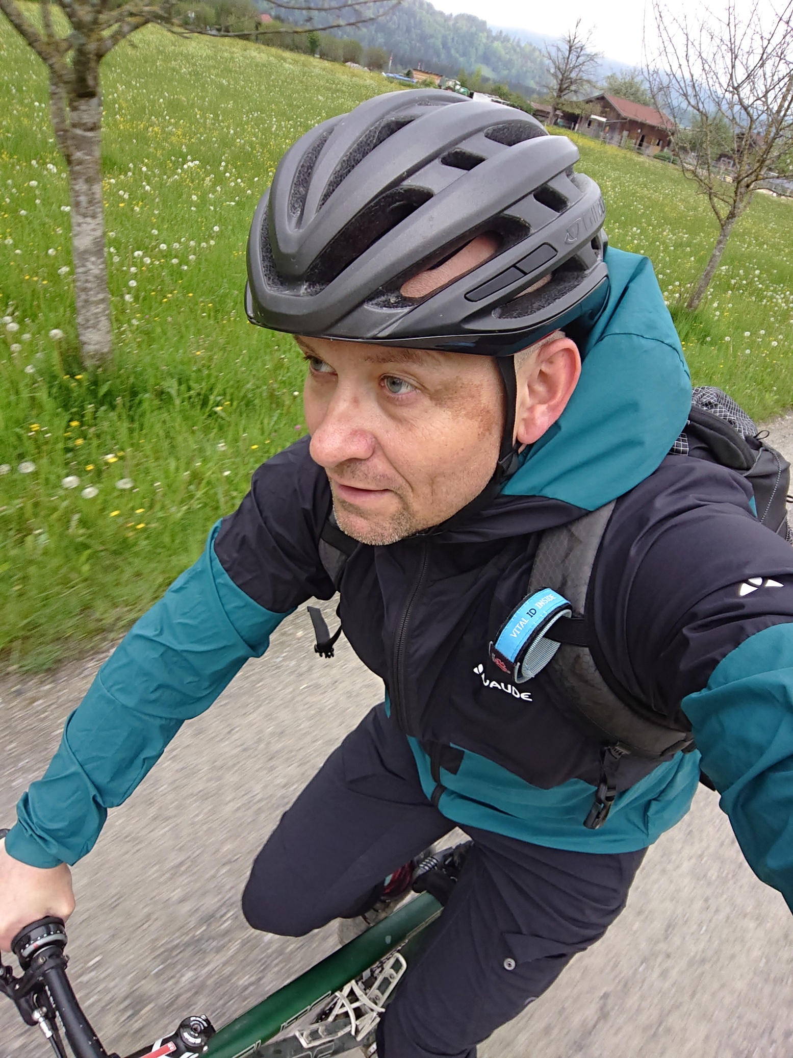 Geschlossene Jacke und Kapuze