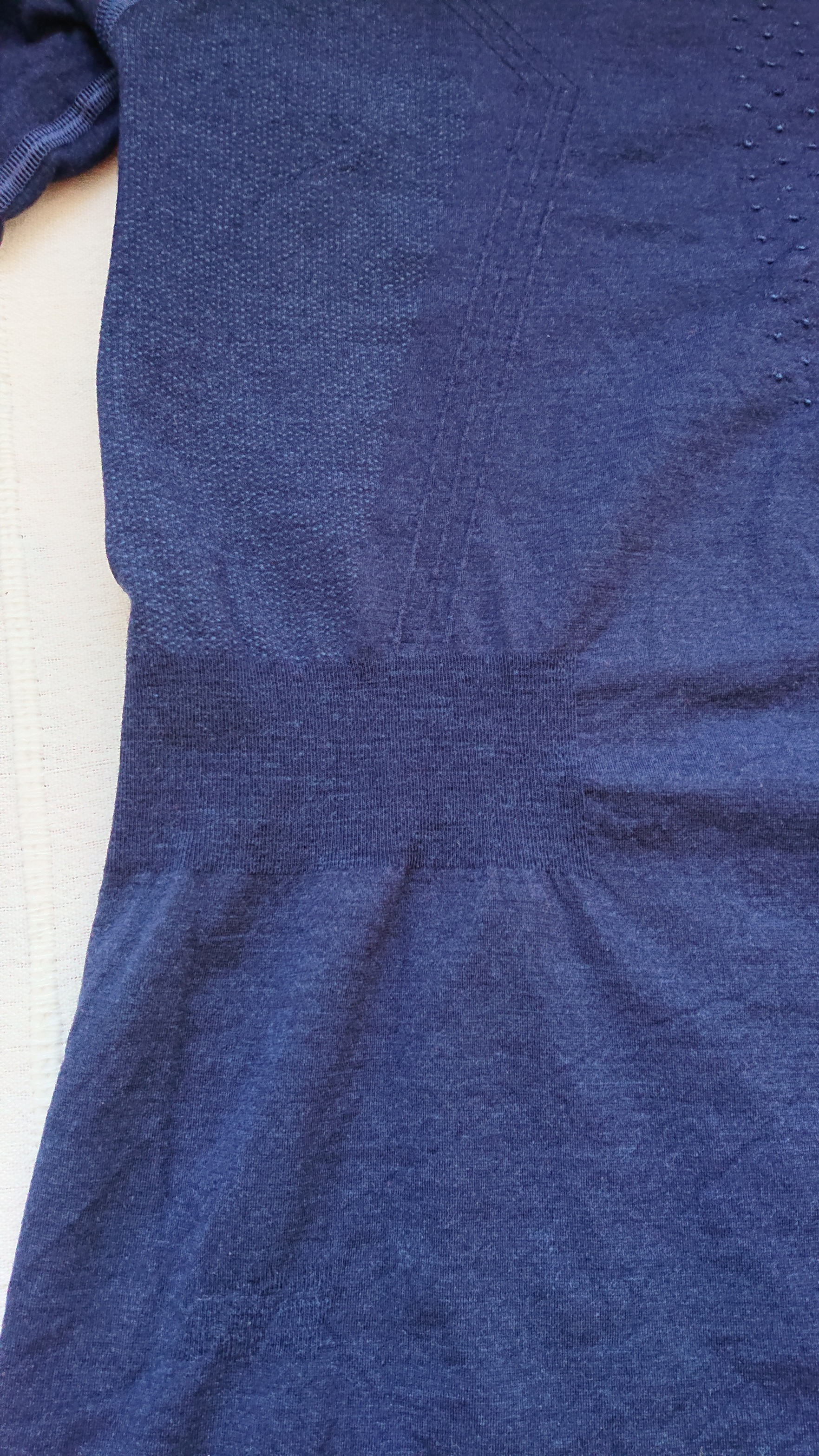 Shirt mit Verengung im Hüftbereich