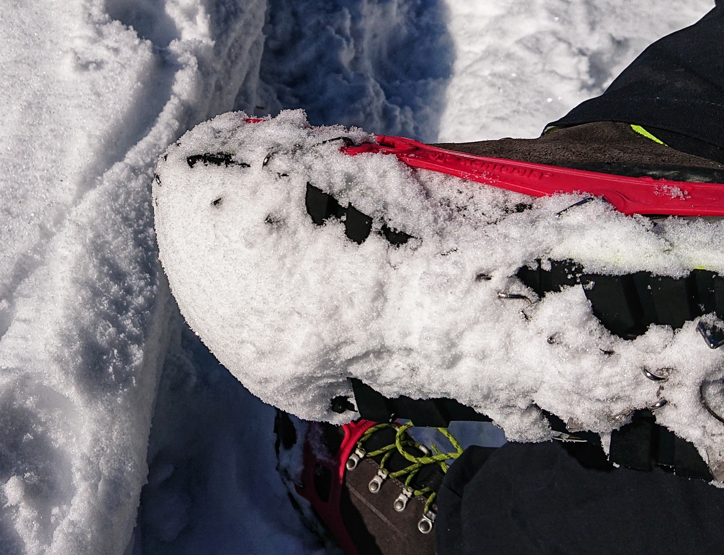 Angestollter Schnee unter dem Schuh