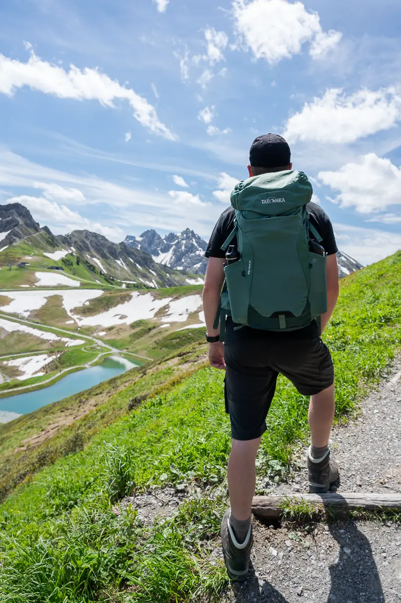 Übersicht vor Bergpanorama