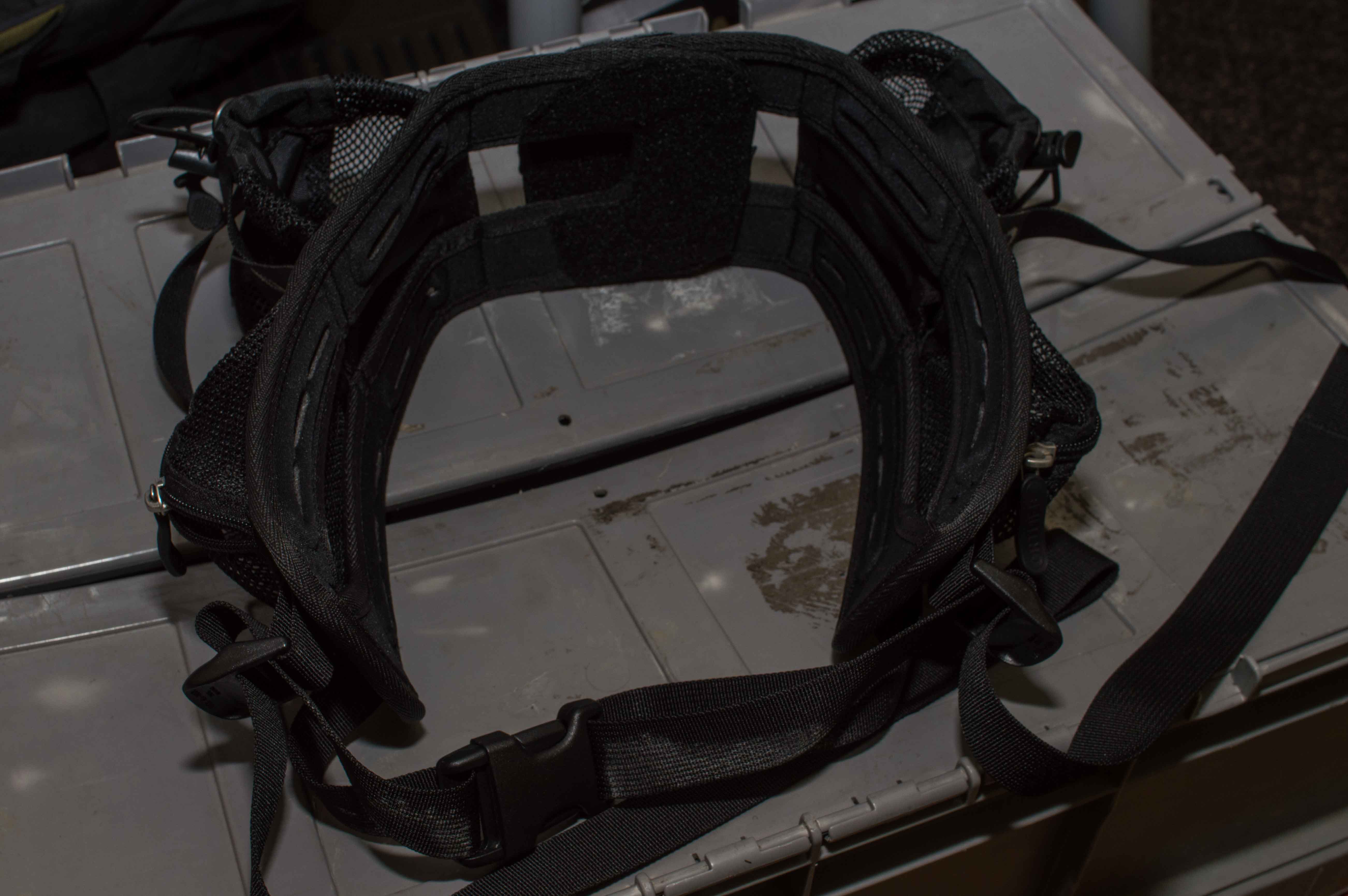 Das BIld zeigt das Tragesystem der Bauchtasche