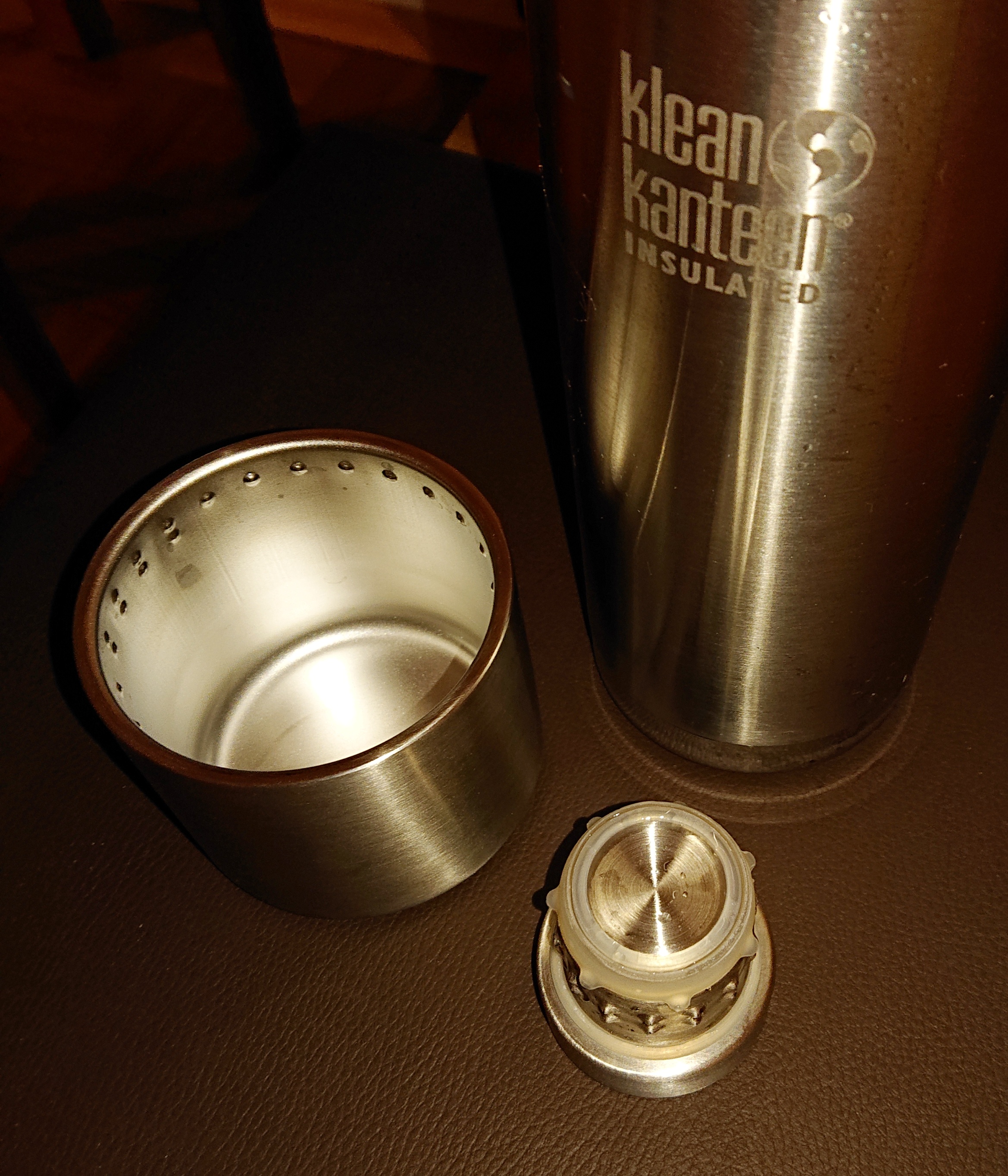 Flasche, Becher und Verschluss