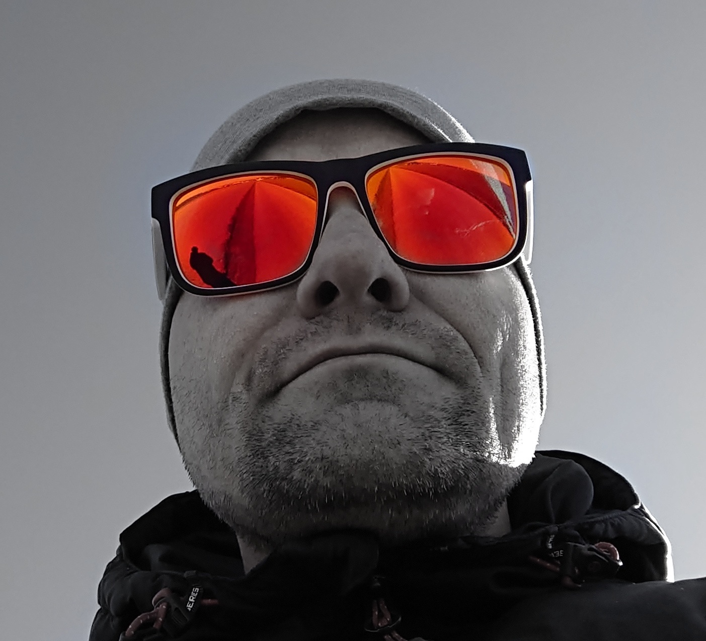 Brille in Schwarz-weiß-rot