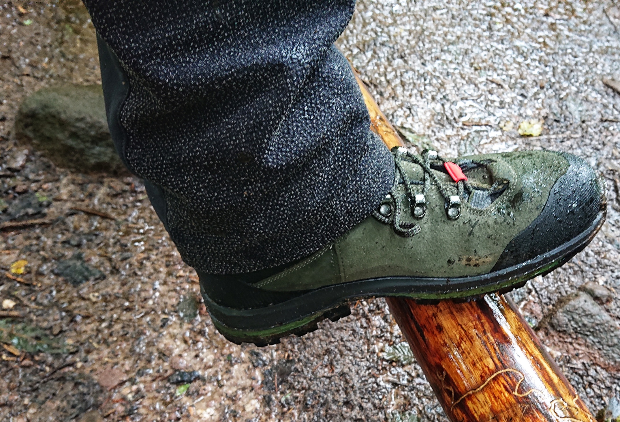 Schuh auf Holzstamm