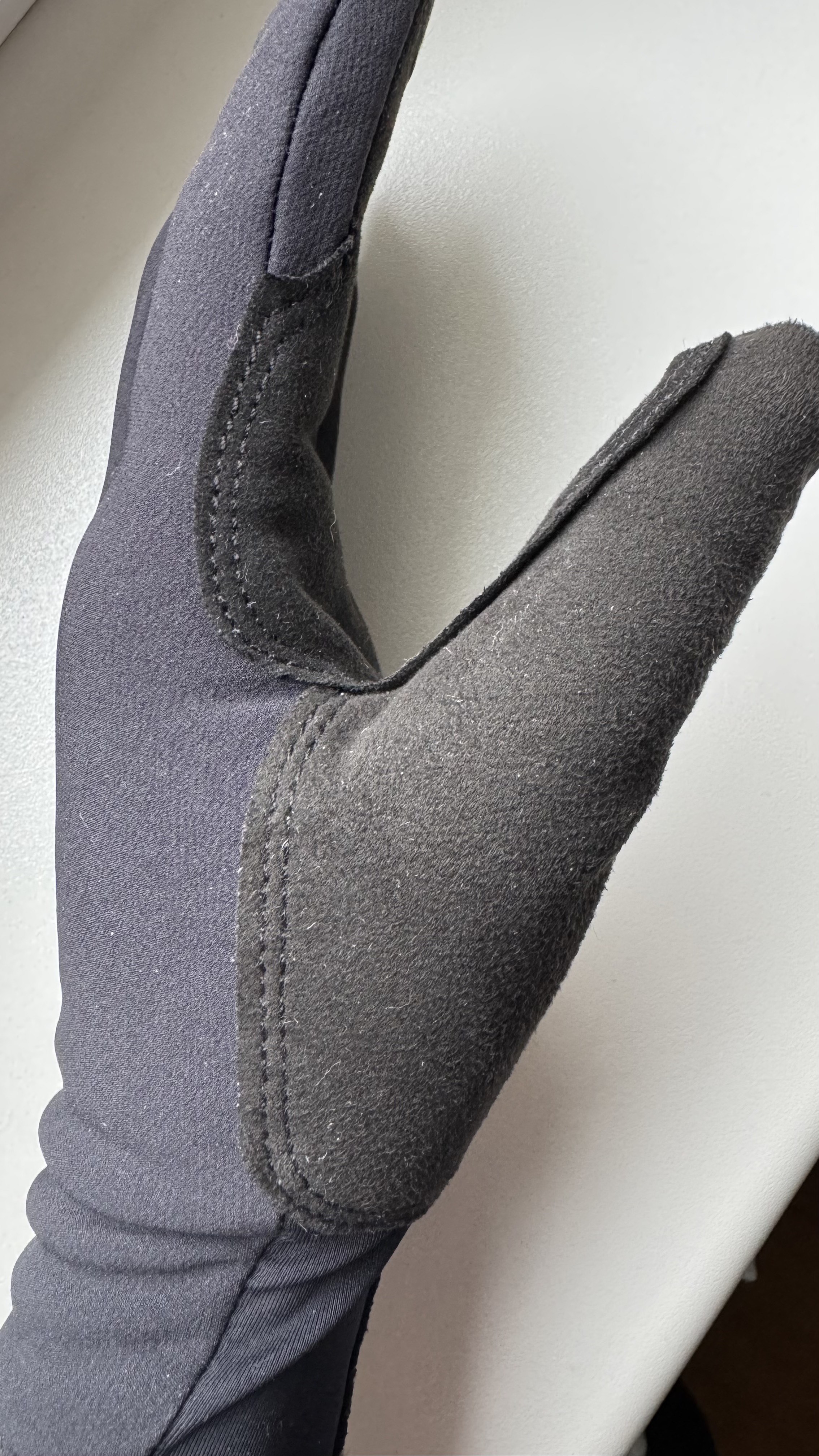 Daumenseite des Handschuhs