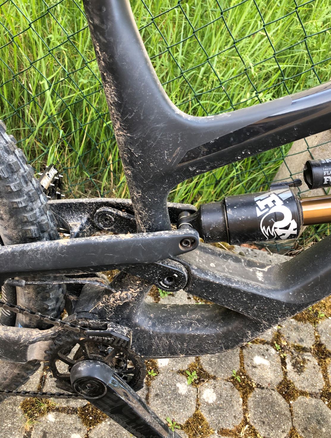 Nahaufnahme vom dreckigen Bike vorher