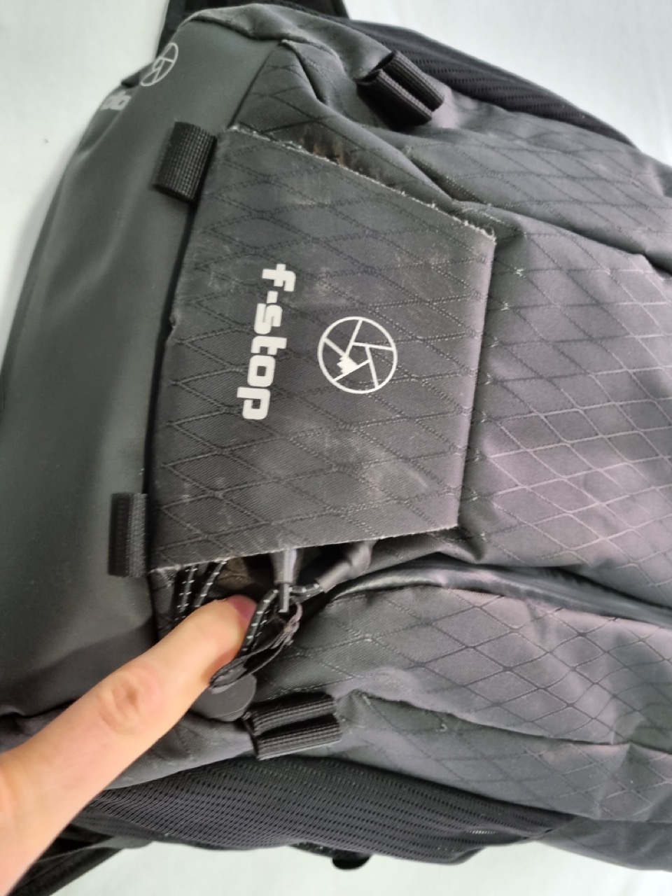 Material des Rucksacks. Zudem werden die Gummibänder "versteckt"
