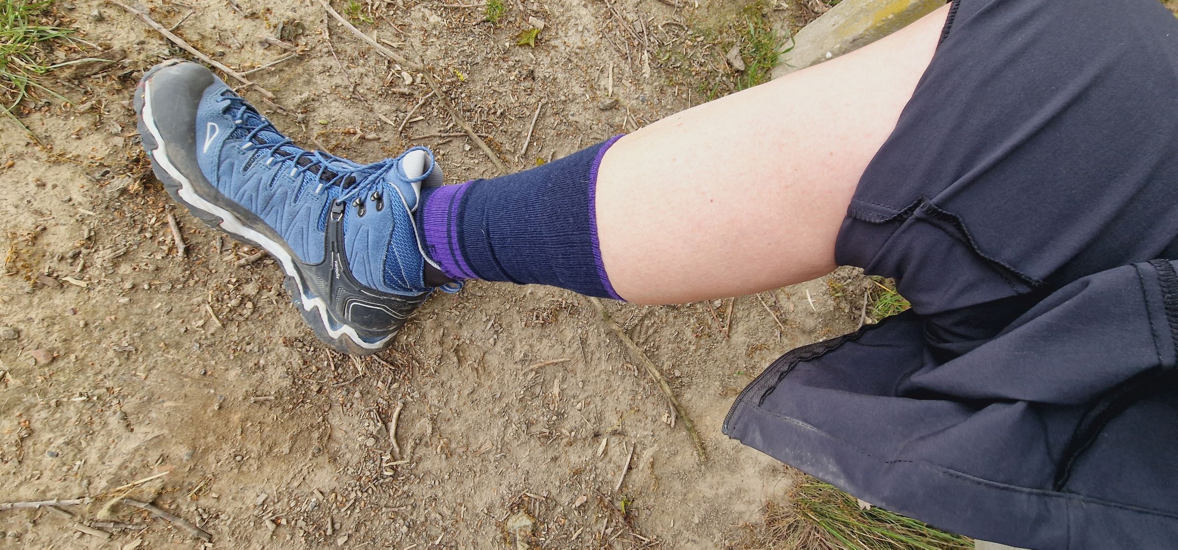 Leider "krabbeln" die Strümpfe unter der langen Wanderhose beim wandern nach unten und müssen korrigiert werden
