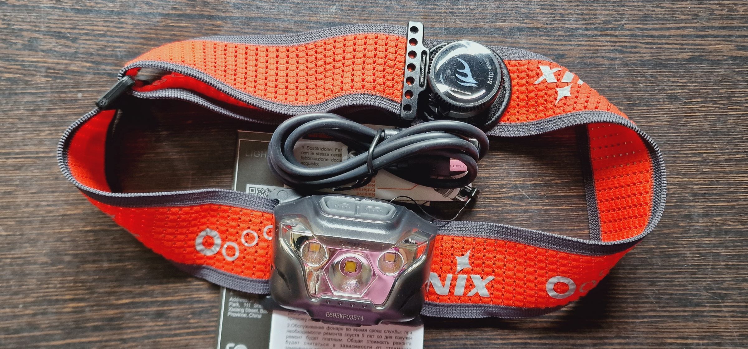 Belüftung durch leuchtend oranges Meshgewebe, eigefasst mit schwarzem Rand und Aufdruck. Das mitgelieferte USB Kabel sorgt für volle Batterieladung.