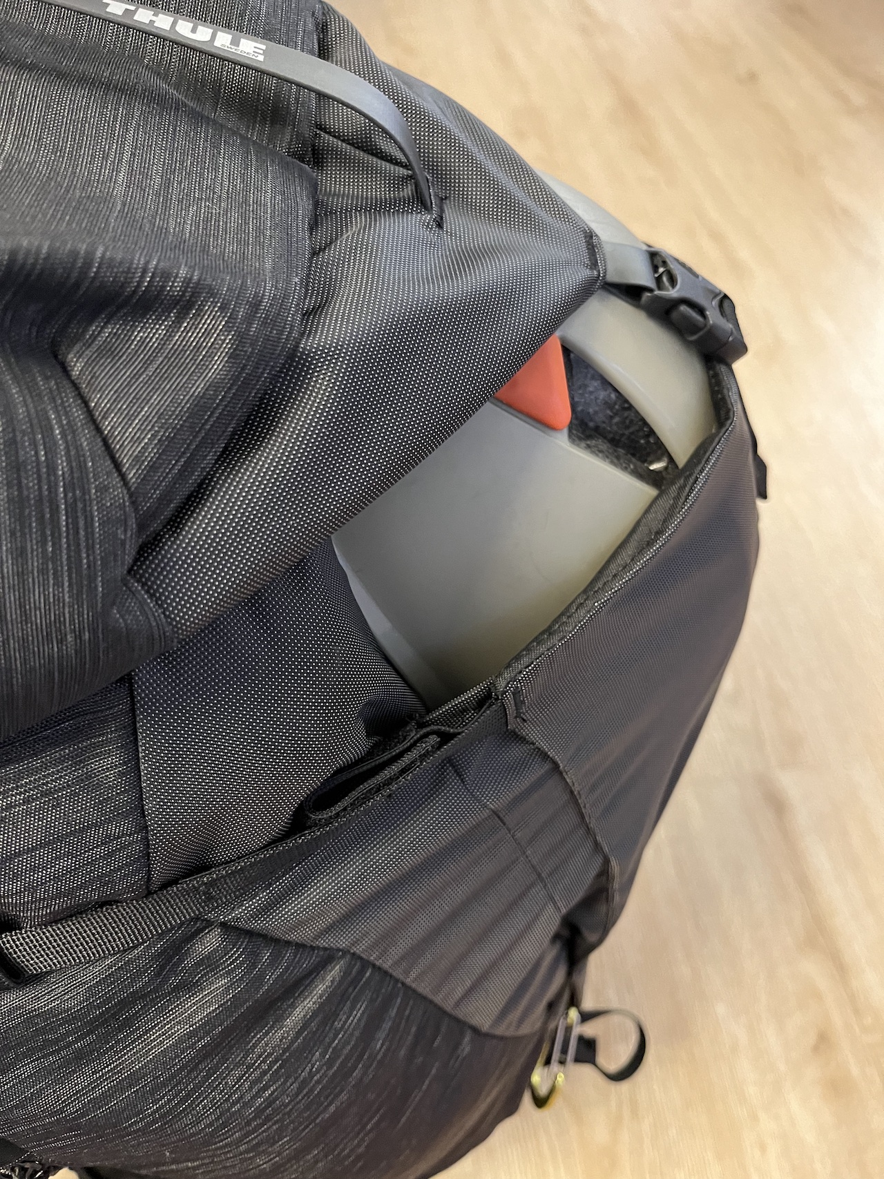 aufgesetztes Frontfach mit Kompressionsriemen