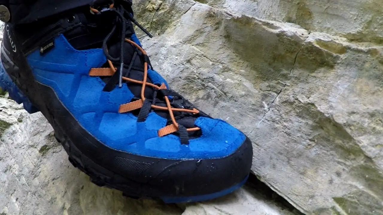 Schuh auf Fels