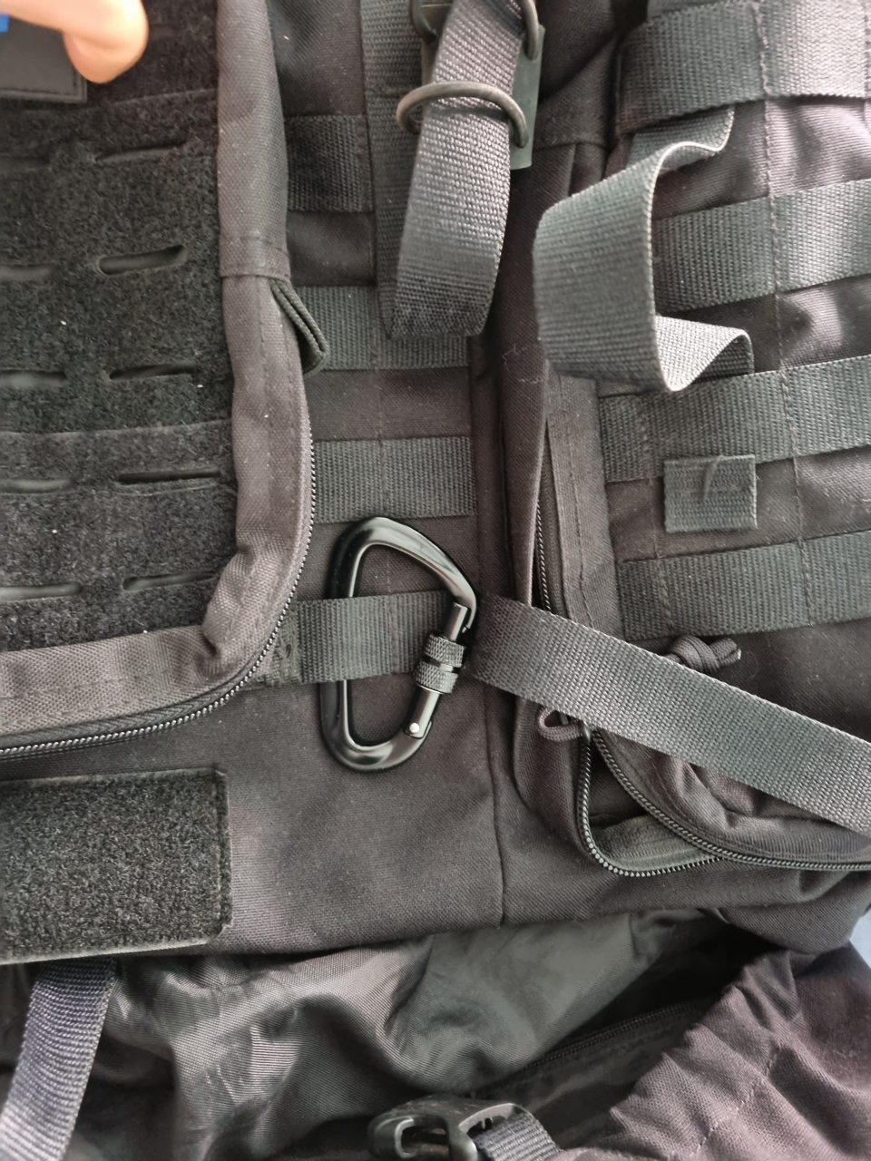 Karabiner neben weiterer Außentasche.