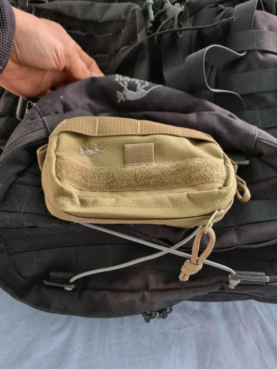 Zusatztasche auf dem Deckelfach zum Verstauen kleinerer Dinge. Spanngurte um Kleidung außen zu verstauen.