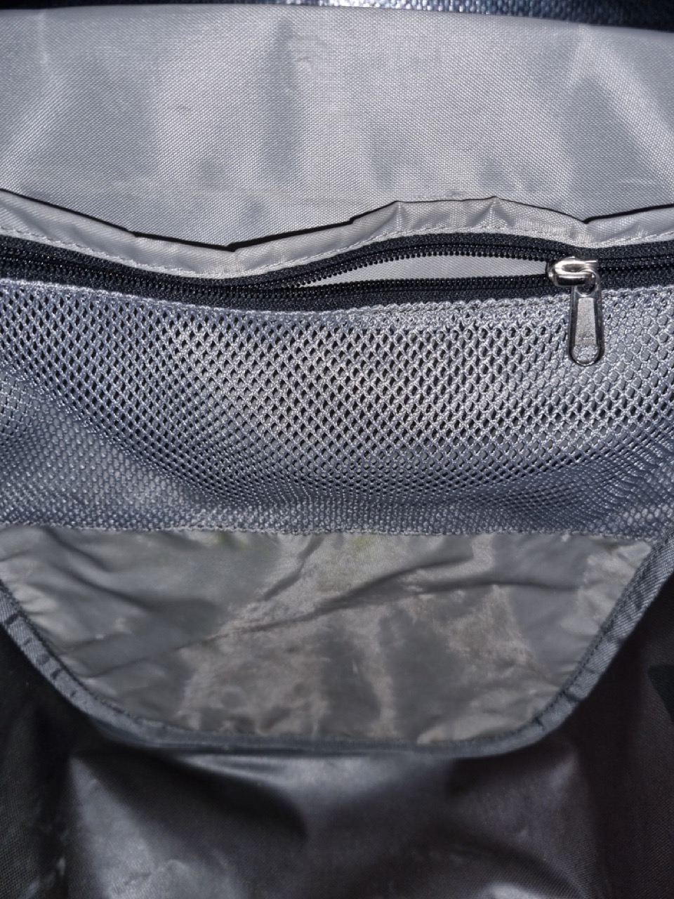 Detailaufnahme der Netztasche. Diese ist weniger tief als die Innentasche. 
