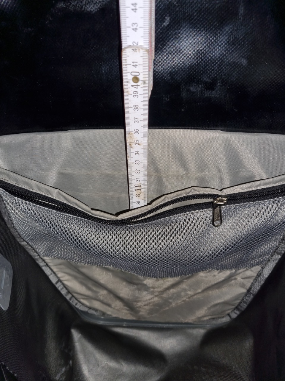 Tiefe der Innentasche (ca. 30cm).