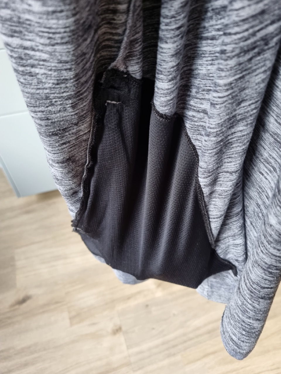 Secret Portemonaie, Schlüssel, AirPods Case in der Tasche (Handy wurde fürs Fotos gebraucht)