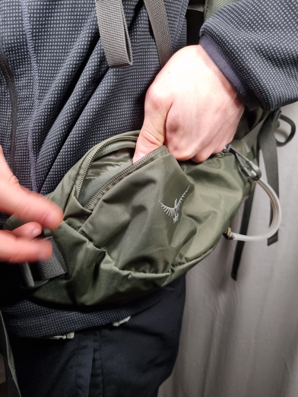 Hüfttaschen sind beidseitig. Hinter der Tasche ist noch eine Kunststoffummantelte Schlaufe (wofür die ist?)