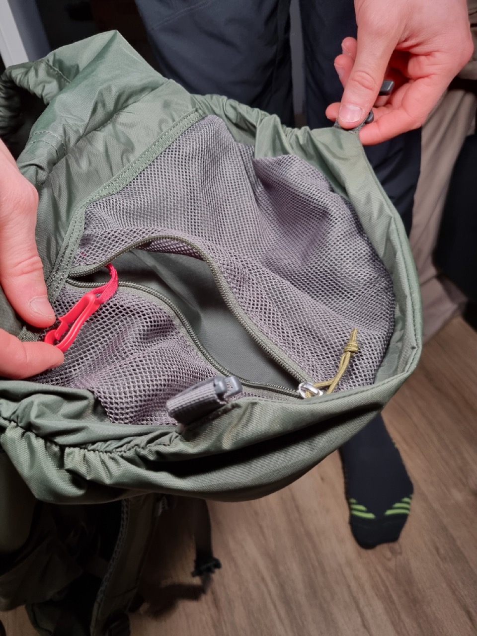 Fach auf Deckelunterseite mit Karabiner für zB einen Schlüssel.