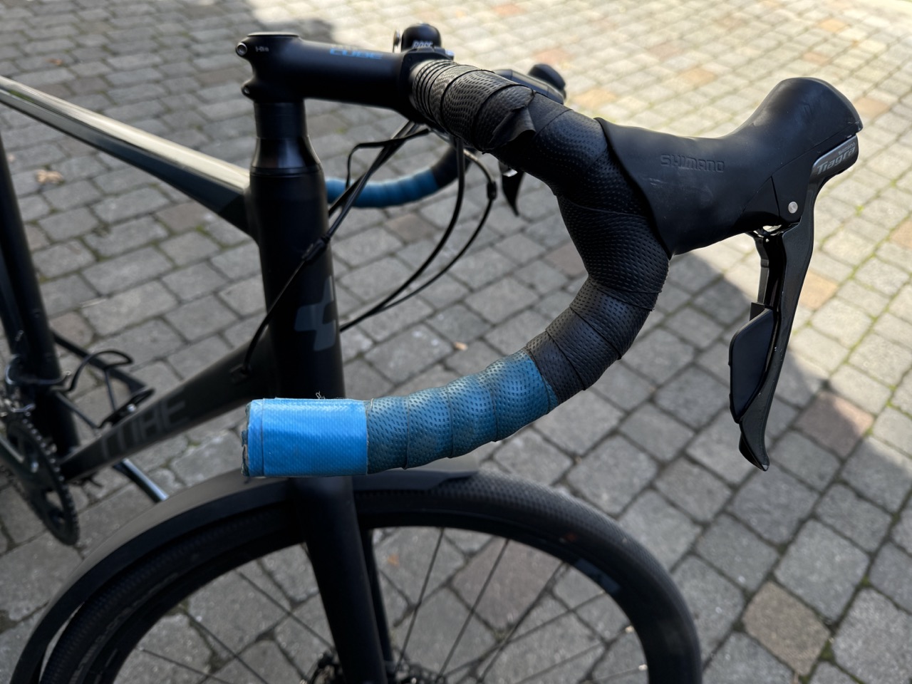 Altes Lenkerband. Wurde mit Tape fixiert, weil der Sicherungsstift sich gelöst hat.
