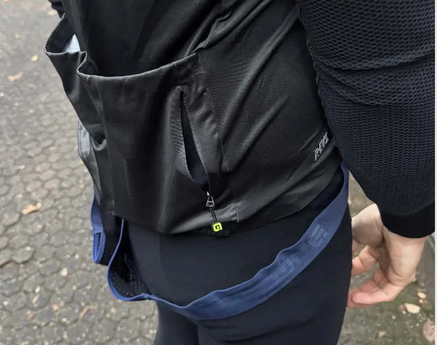 3 Taschen auf dem Rücken, alle sind großzügig bemessen