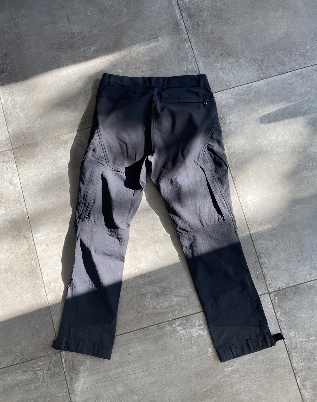 Rückansicht der ungetragenen Hose