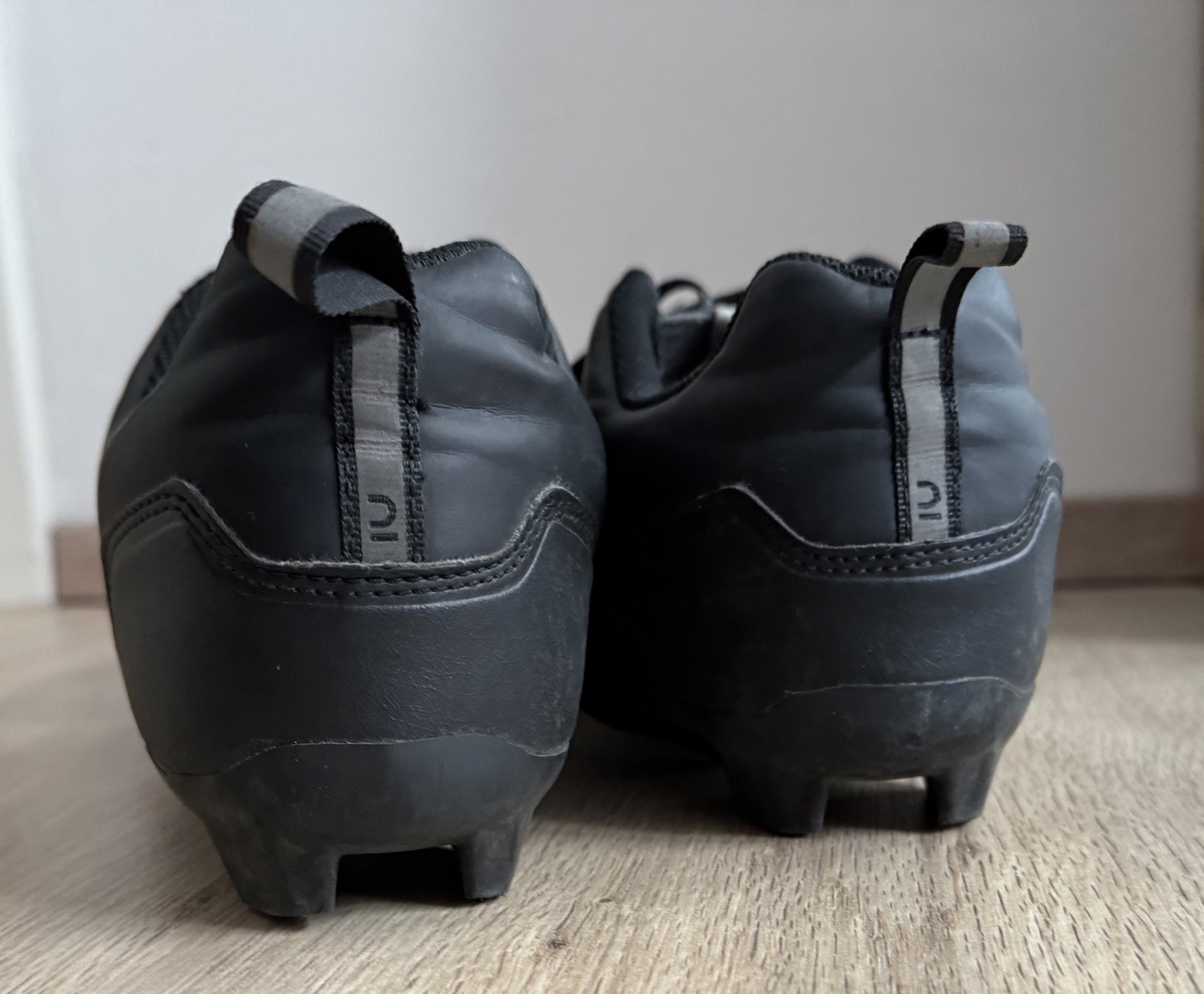 Rückseite der Schuhe. Mit kleiner reflektierender Naht. Die könnte gerne größer sein.