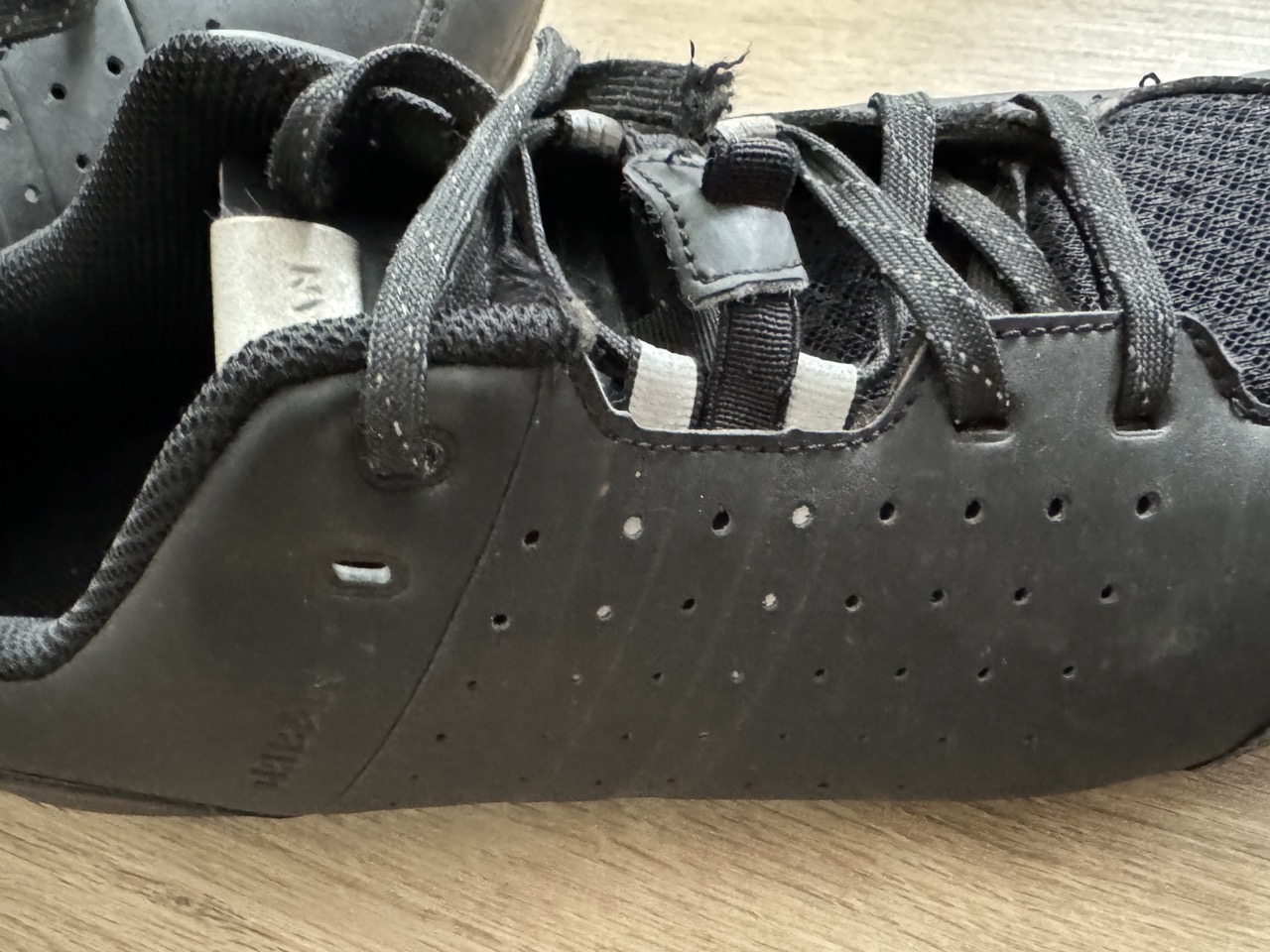 Schuhe von der Seite. Hier sieht man die Belüftungslöcher.