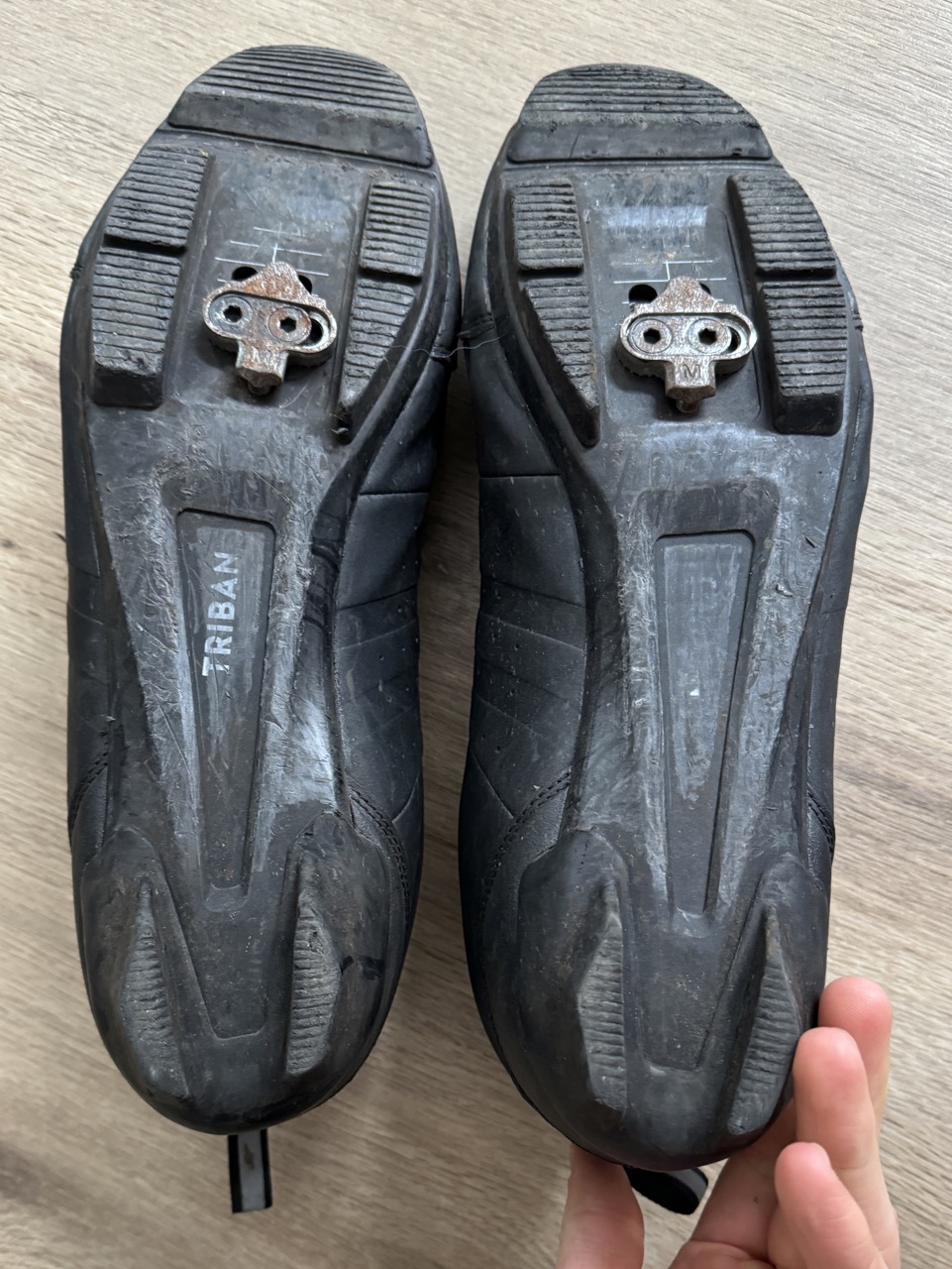 Unterseite der Schuhe. Zwar nicht besonders griffig, für kurze Strecken zu Fuß aber in Ordnung.