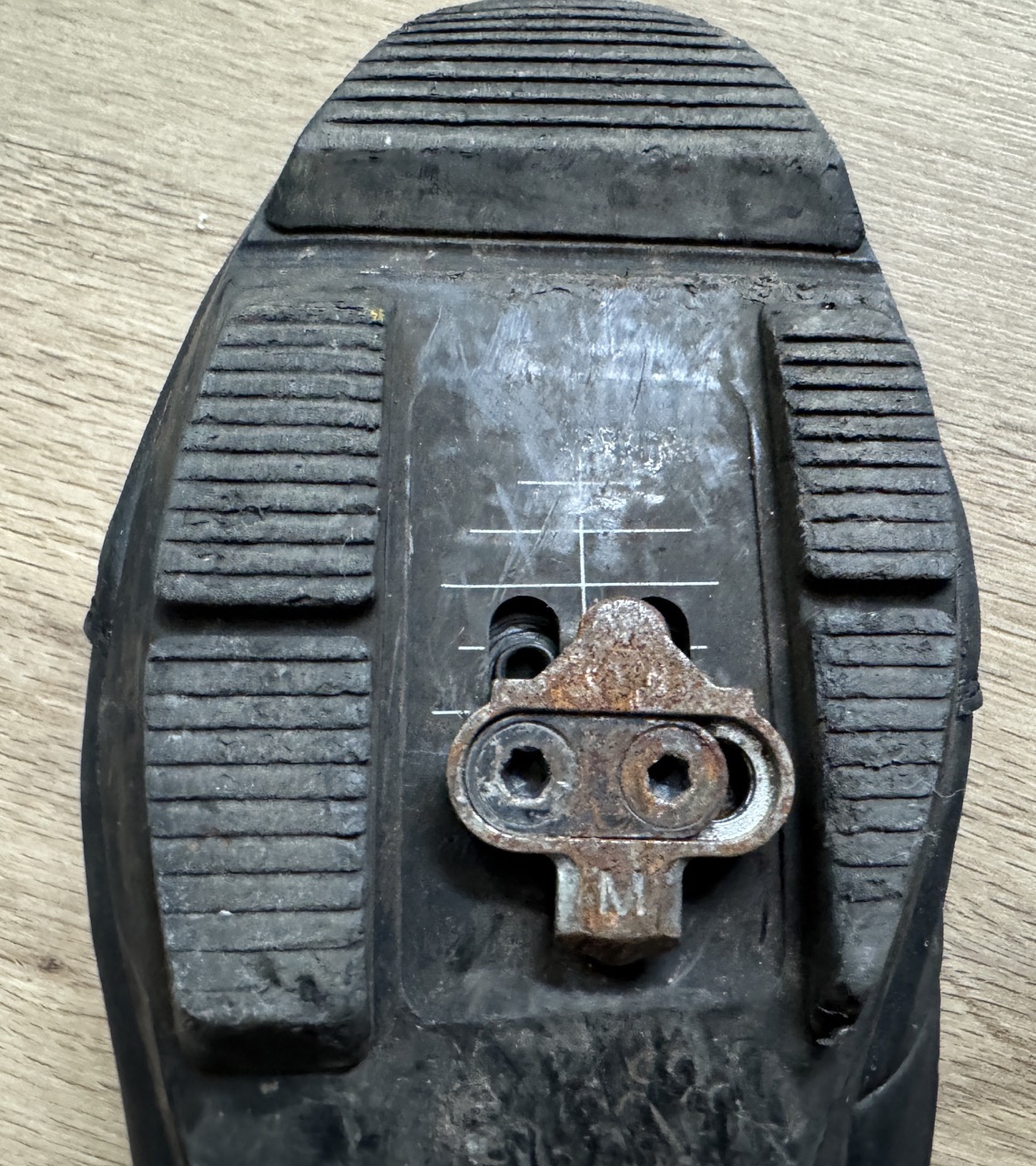 Cleats. Mittlerweile mit leichtem Flugrost, funktionieren aber nach wie vor hervorragend. Lassen sich mittels Imbus leicht individuell anpassen.