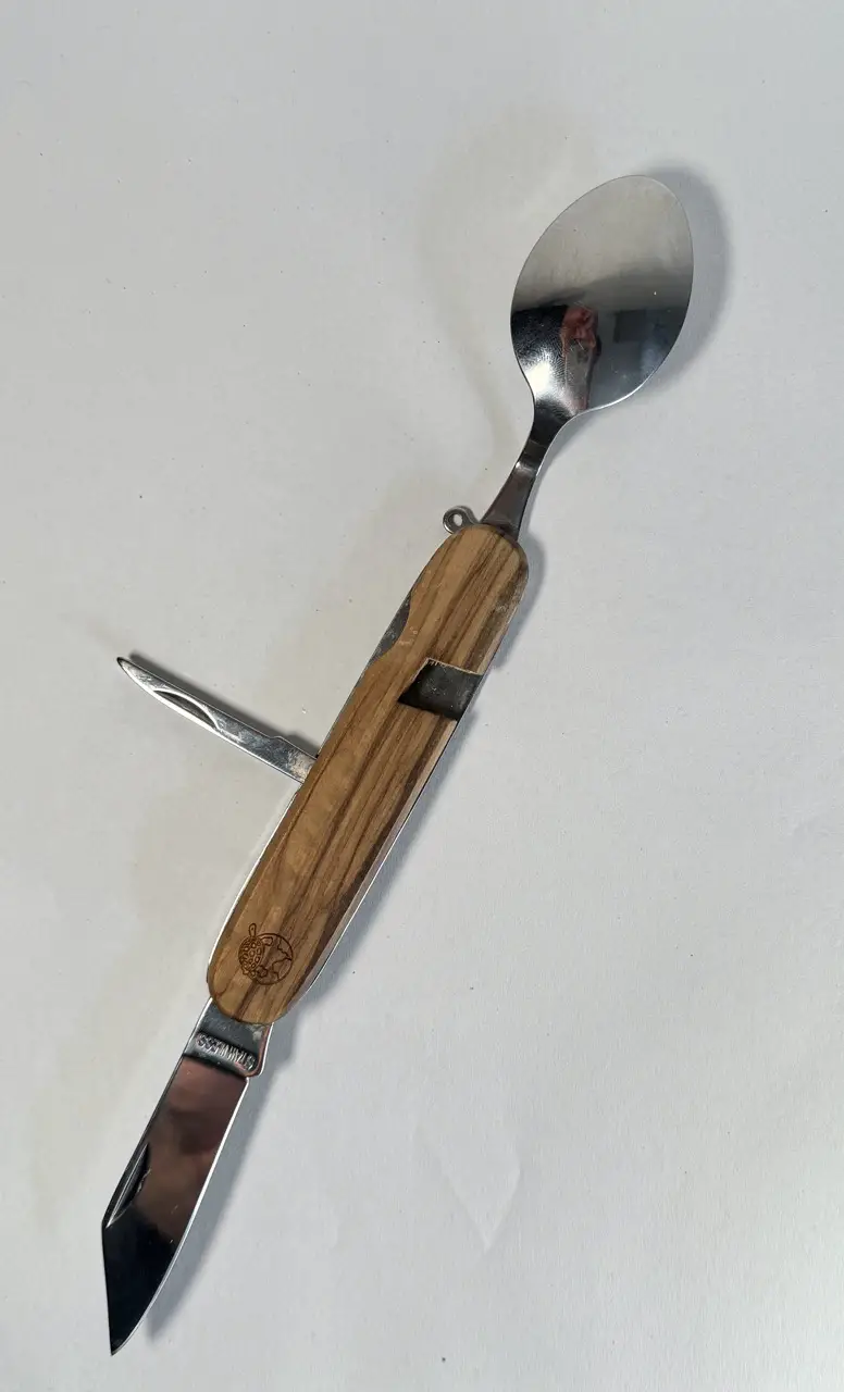 Besteck aufgeklappt. Löffel, Messer und "Stab"
