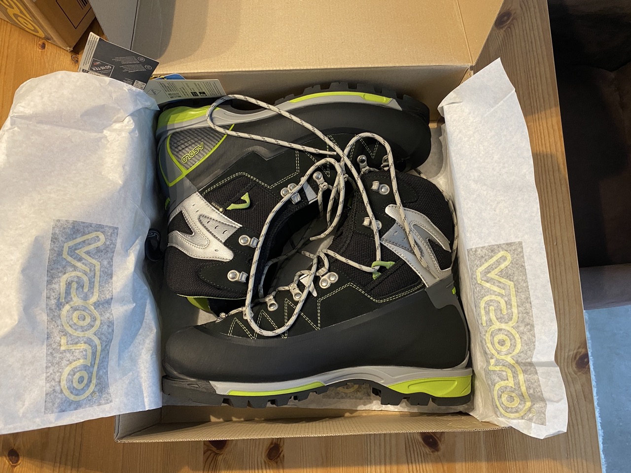 Schuhe im Karton