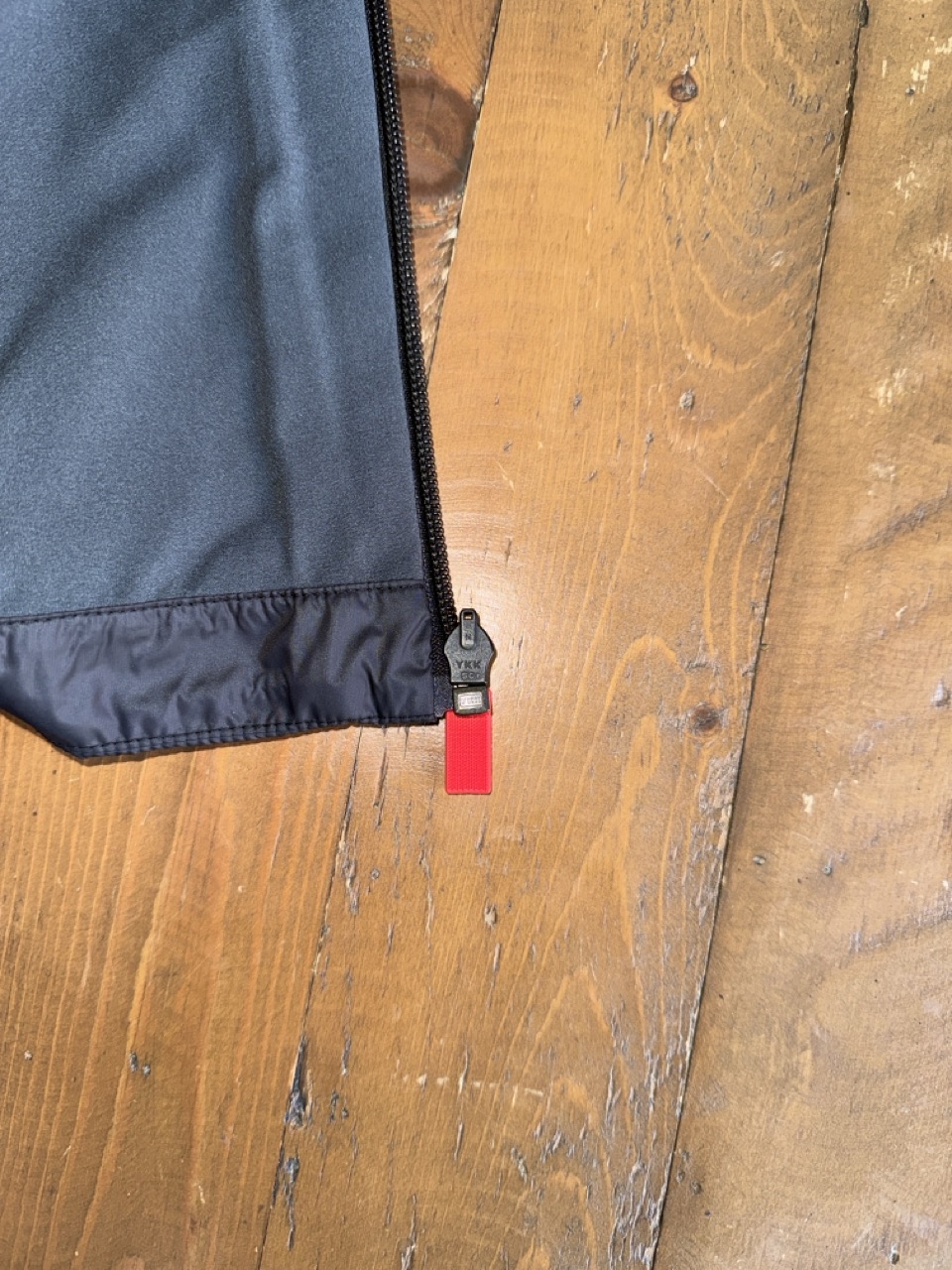 Reißverschluss mit rotem Zipper