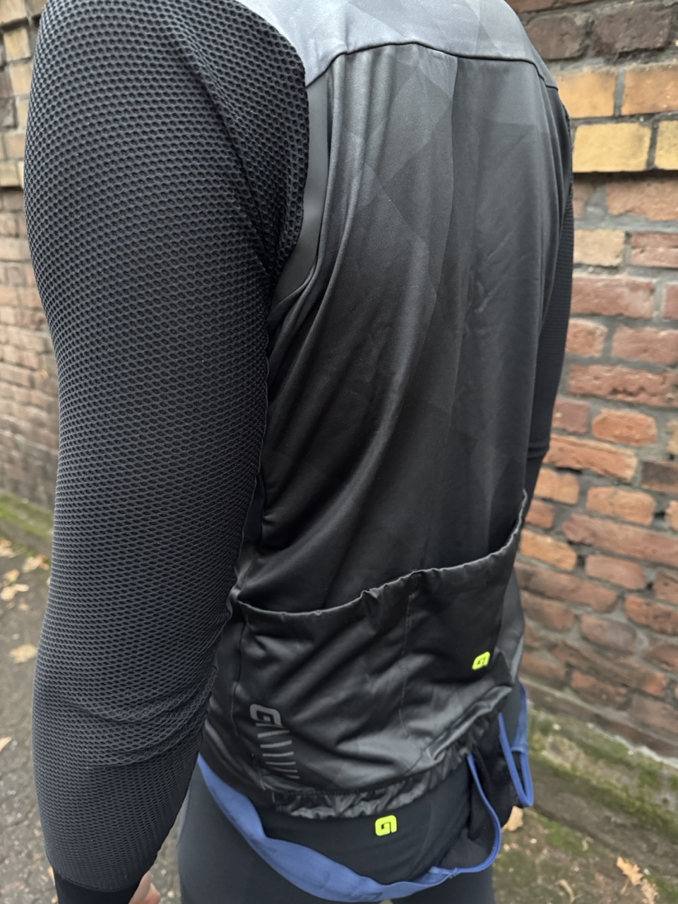 Shirt Rückseite von Links aus 