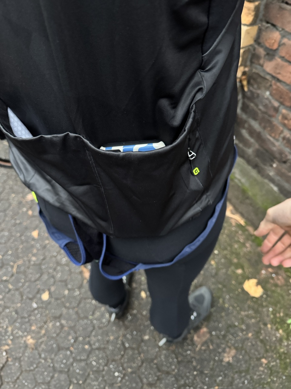 Tasche mit Handy darin