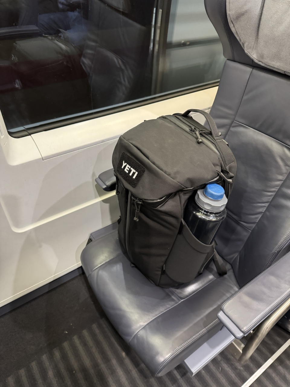Zur Größeneinschätzung, Rucksack auf einem ICE Sitz