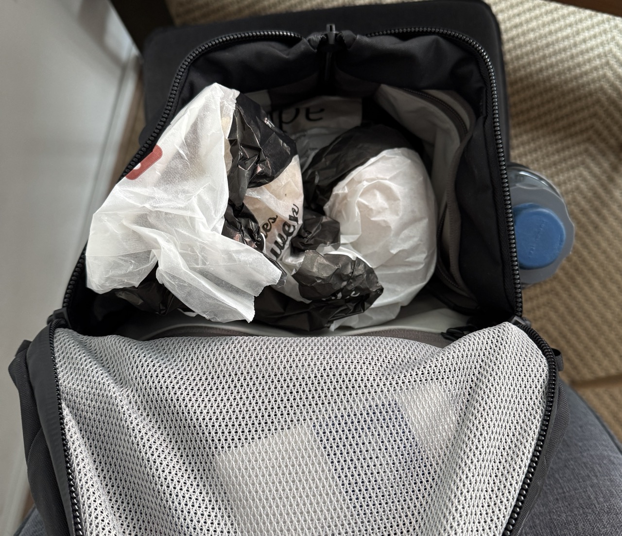Außen angebrachte Wasserflaschen reduzieren das Packvolumen im Inneren des Rucksacks.