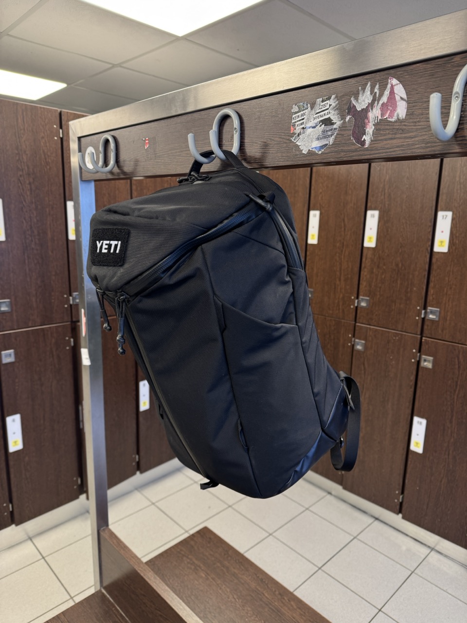 Rucksack hängt an der Gepäckablage.