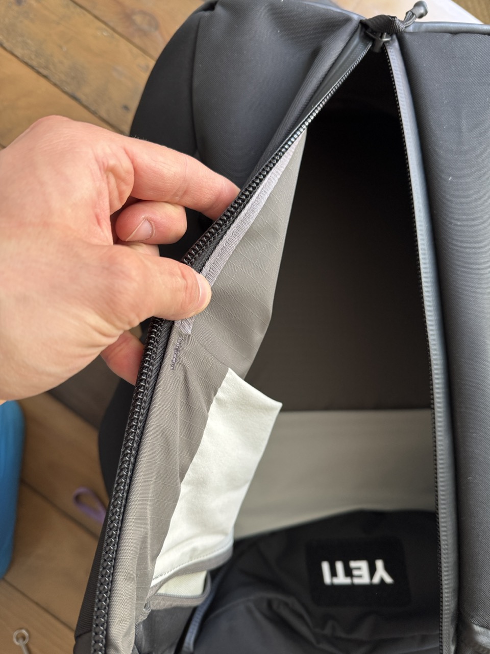 Entlang der Reißverschlüsse ist der Rucksack verstärkt. Ich vermute Hartkunststoff oder leichtes Metall.