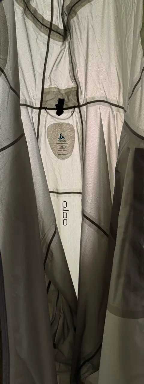 Die Jacke ist fast durchscheinend.