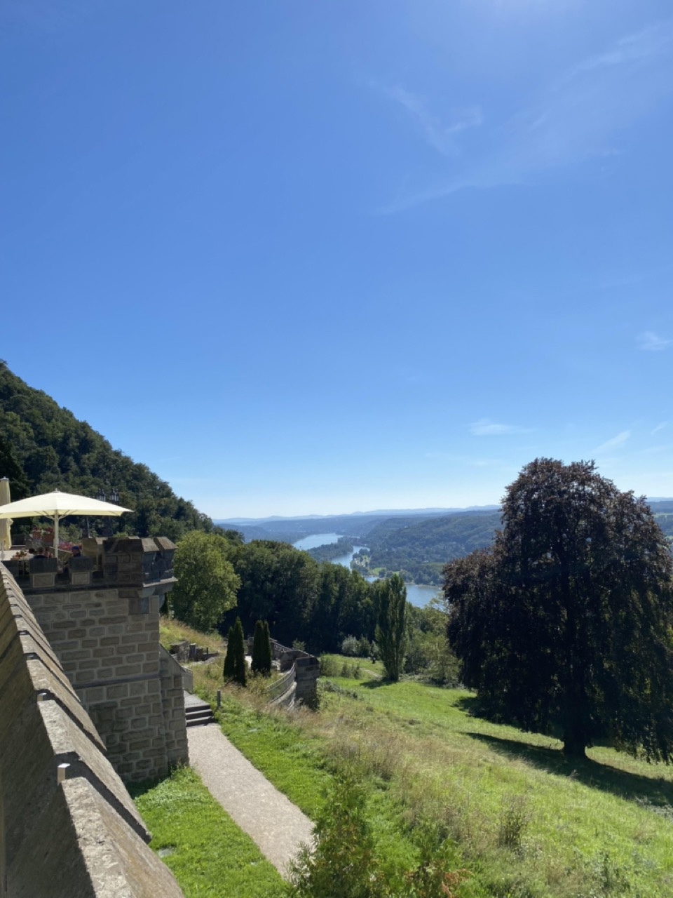 Der Blick von Schloss Drachenburg aus über den Rhein